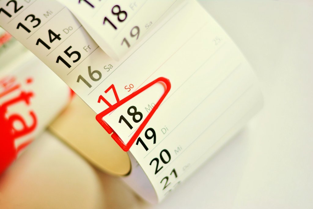 Part of a calendar with a red clip focusing on Mon 18th. Image from Pixabay (congerdesign)